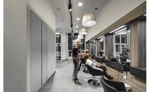 Освітлення салонів краси: проєктування та підбір світла