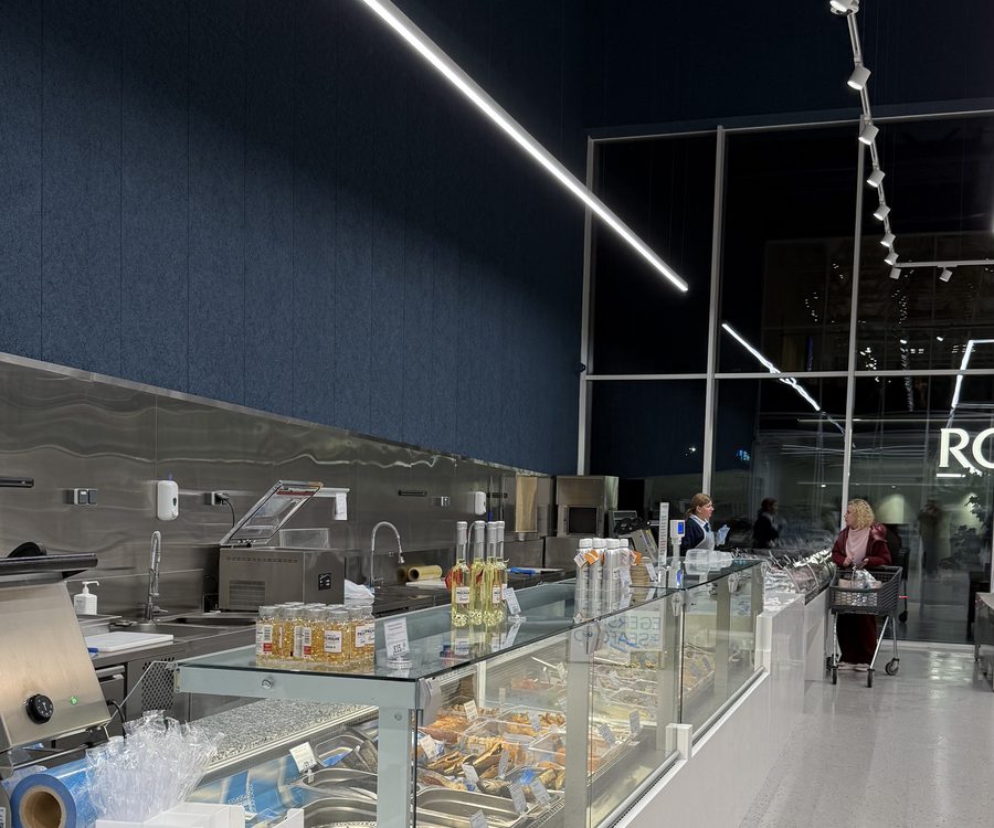 Вітрина кулінарії в магазині Egersund Seafood під лінійним світлом