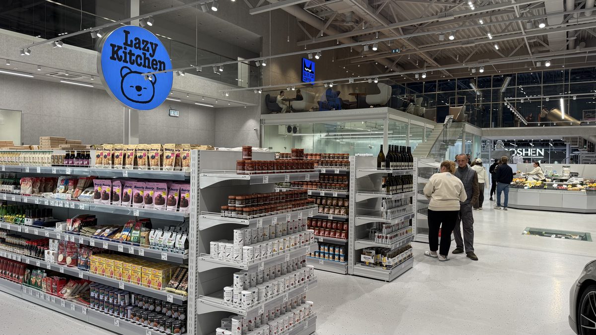 Зала Egersund Seafood з кулінарією Lazy Kitchen і стелажами бакалії