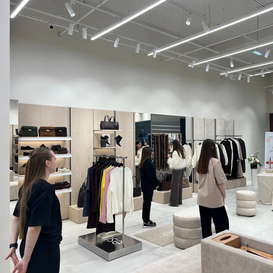 ESTRO в Bukovyna Mall: освещение магазина обуви и сумок