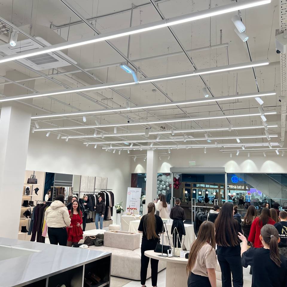 ESTRO в Bukovyna Mall: освещение магазина обуви и сумок ESTRO в Bukovyna Mall: освещение магазина обуви и сумок