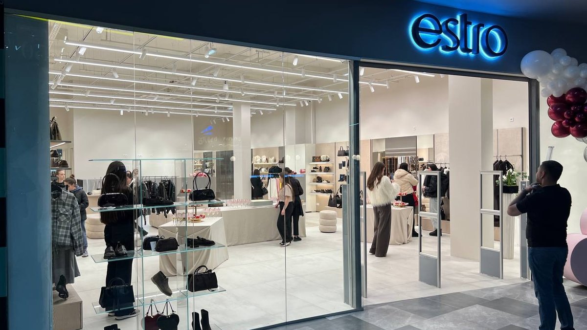 Витрина и вход магазина ESTRO в Bukovyna Mall, освещенный зал виден из галереи ТРЦ