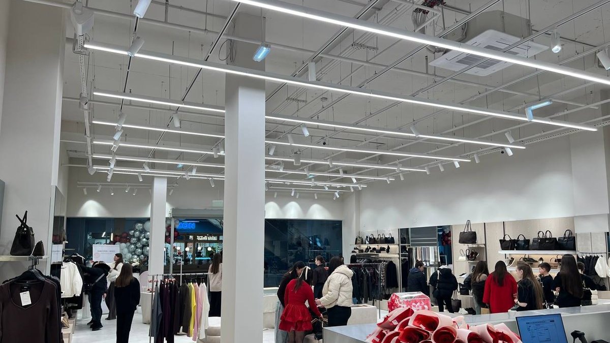 Торговый зал ESTRO в Bukovyna Mall в день открытия