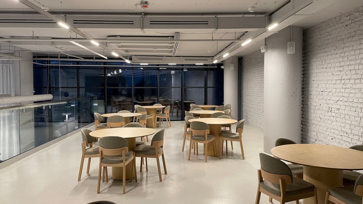 LAZY KITCHEN café hall in Kyiv with tables and a magnetic track system