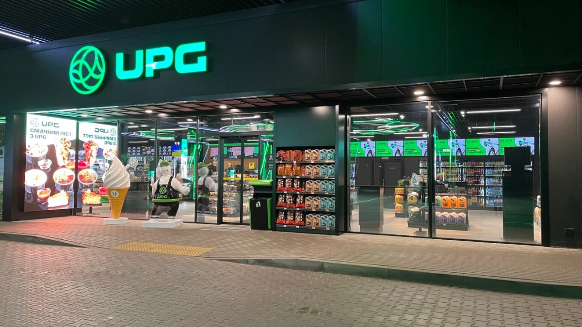 Магазин АЗС UPG з лінійними світильниками LINK