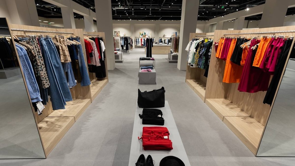 Runway display and clothing racks under SHOOTER-L spotlights at VSI SVOI