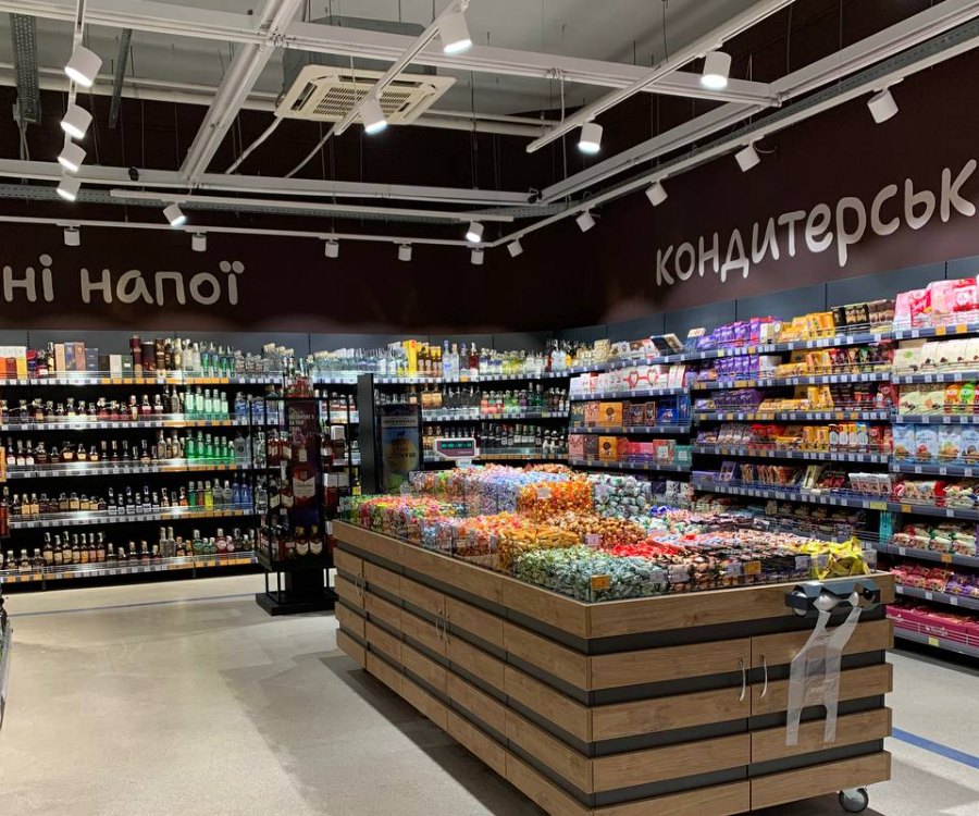 Островная выкладка в торговом зале супермаркета МИДА