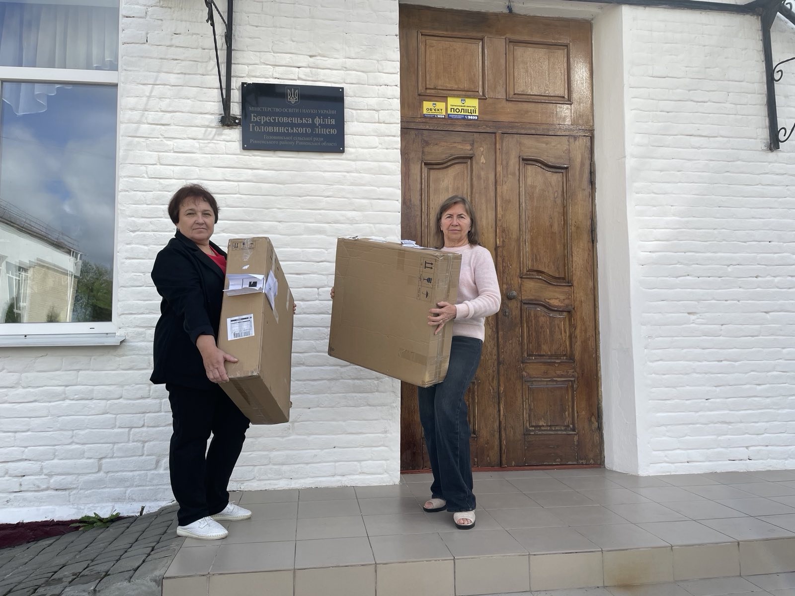Передали осветительное оборудование лицею