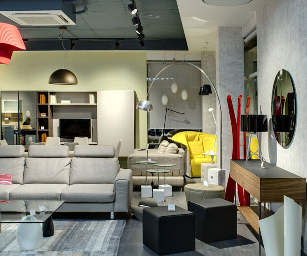 Гостиная с диваном и торшером в шоуруме мебели FREEDOM HOUSE, Киев