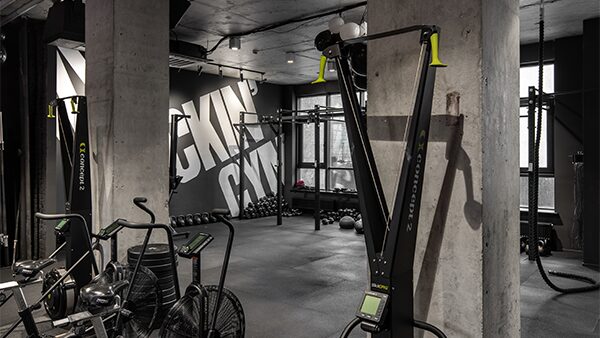 Зона з лижними тренажерами і функціональними рамами в залі My F+ckin’ Gym