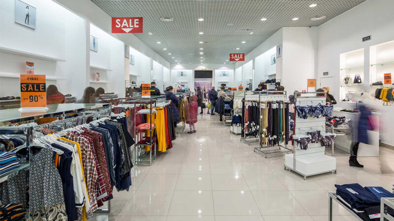 Зала розпродажу в магазині Oodji з вивісками SALE