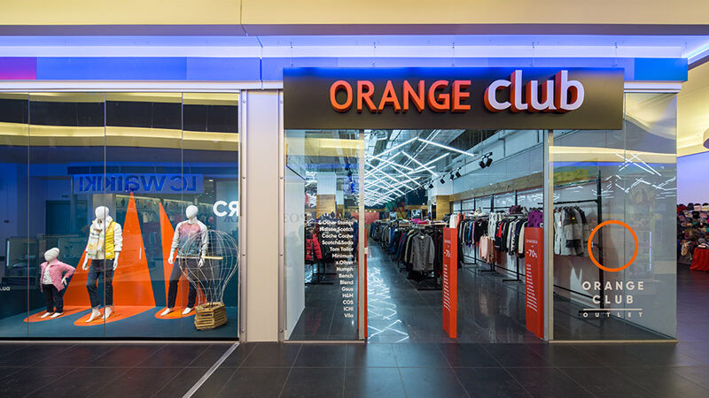 Вход в магазин OrangeClub Outlet в ТРЦ Район, Киев
