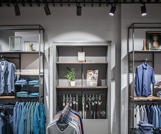 Shirt and belt displays in the LERROS shop under TECHNIK TRL100ND track luminaires