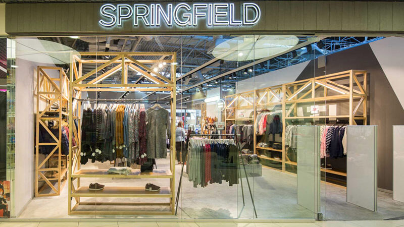 Вхід у магазин одягу Springfield у ТРЦ Піраміда, Київ