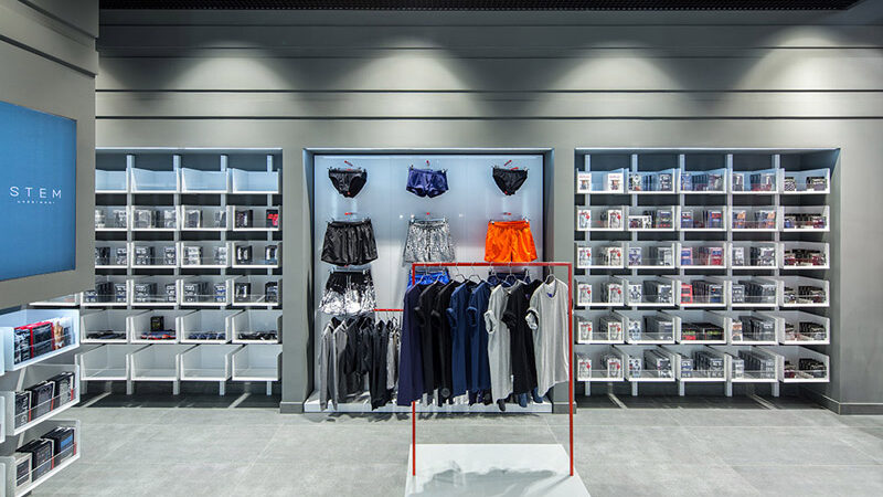 Пристінна викладка чоловічої білизни і стелажі з упаковками в бутіку Stem Underwear, ТРЦ Лавіна