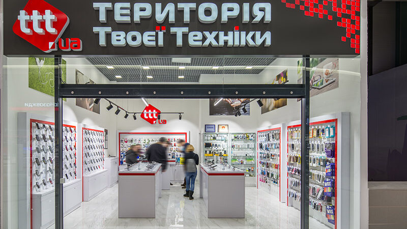 Вход в магазин ttt «Территория Твоей Техники» в ТРЦ Лавина с витринами смартфонов