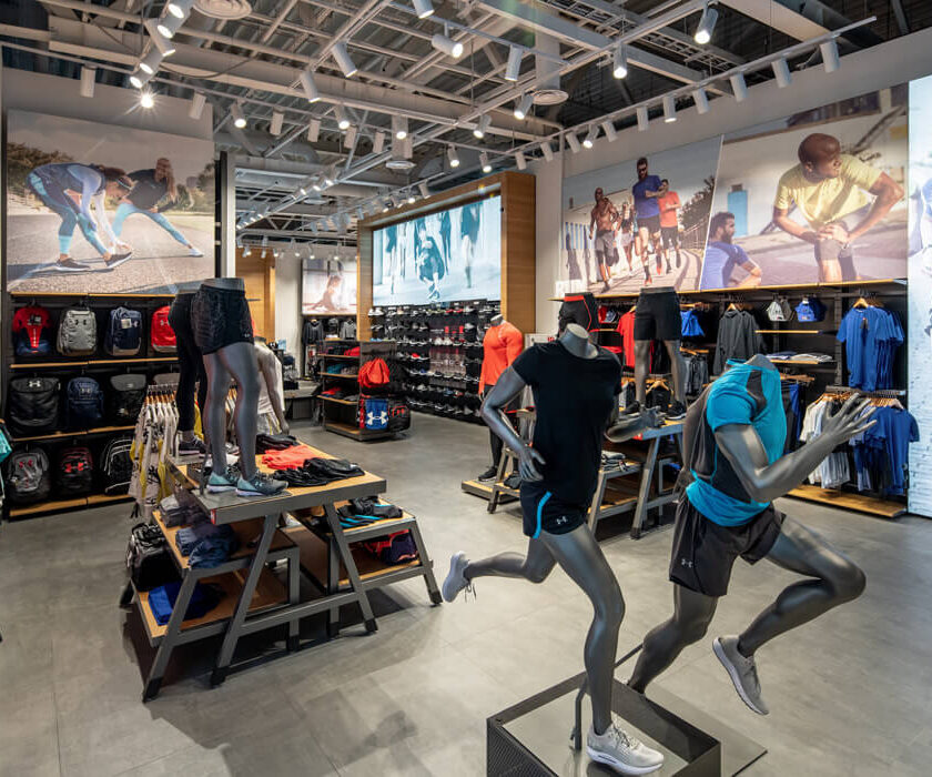 Манекены и столы с одеждой под трековыми прожекторами в Under Armour, Киев