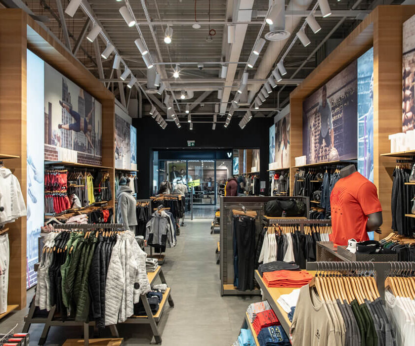 Вид на вход магазина Under Armour из торгового зала
