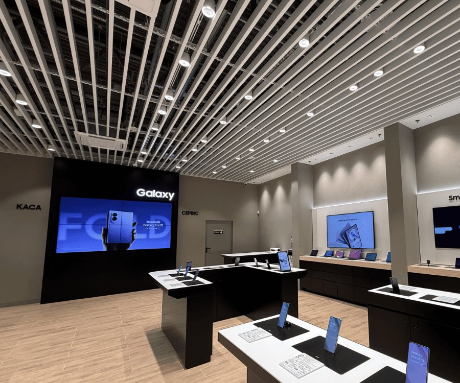 Wall displays with tablets and TVs in the Samsung store