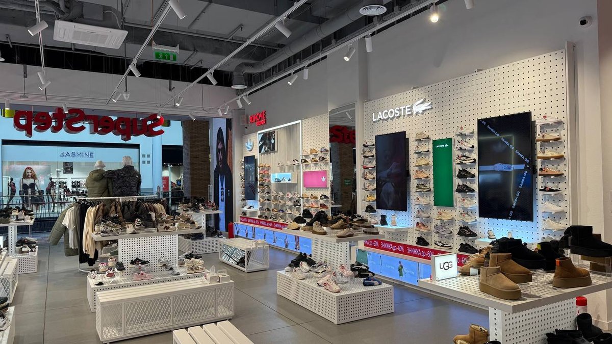 Трековые прожекторы SHOOTER-M над стеной Lacoste и выкладкой UGG в SuperStep, ТРЦ Dream