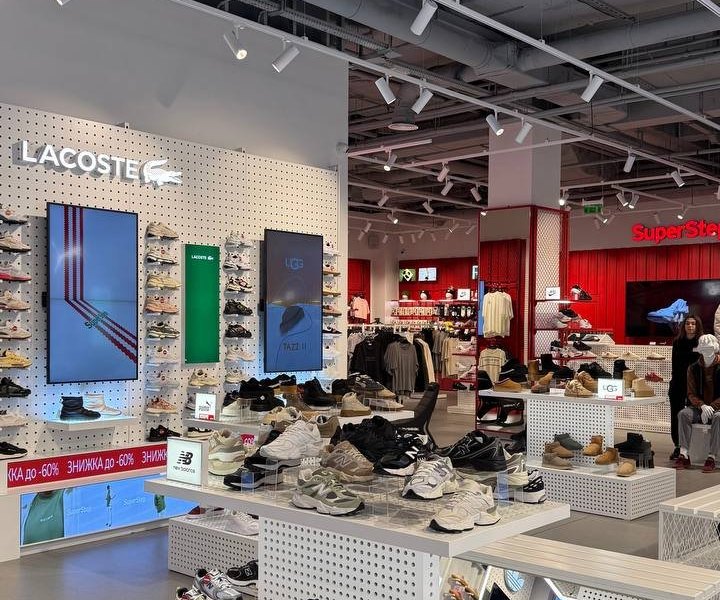 Островной стол с кроссовками New Balance под трековыми прожекторами SHOOTER-M