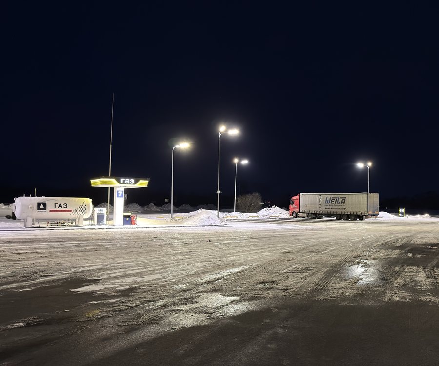Территория АЗК Укрнафта в Користи ночью под светильниками ROUNDABOUT 5000 K
