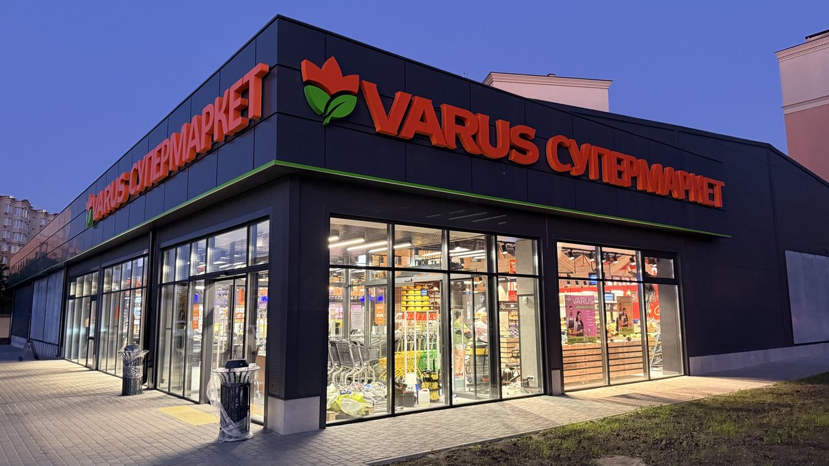 Фасад супермаркета VARUS в Софиевской Борщаговке с освещенными витринами
