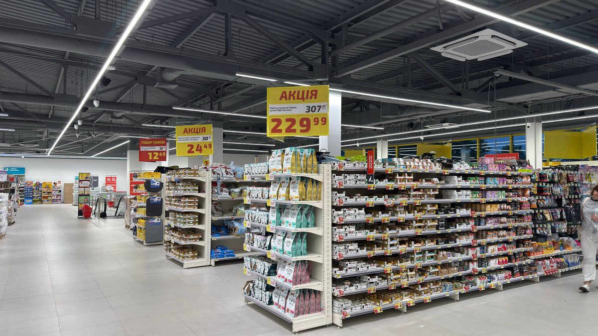 Отдел кормов для животных в супермаркете Велмарт с линейными светильниками