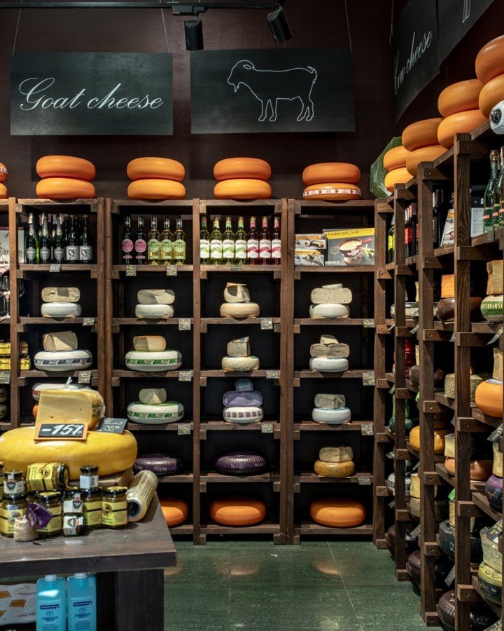 PRIAGO 2700K track spotlights above the cheese shelves, Cheese Kingdom