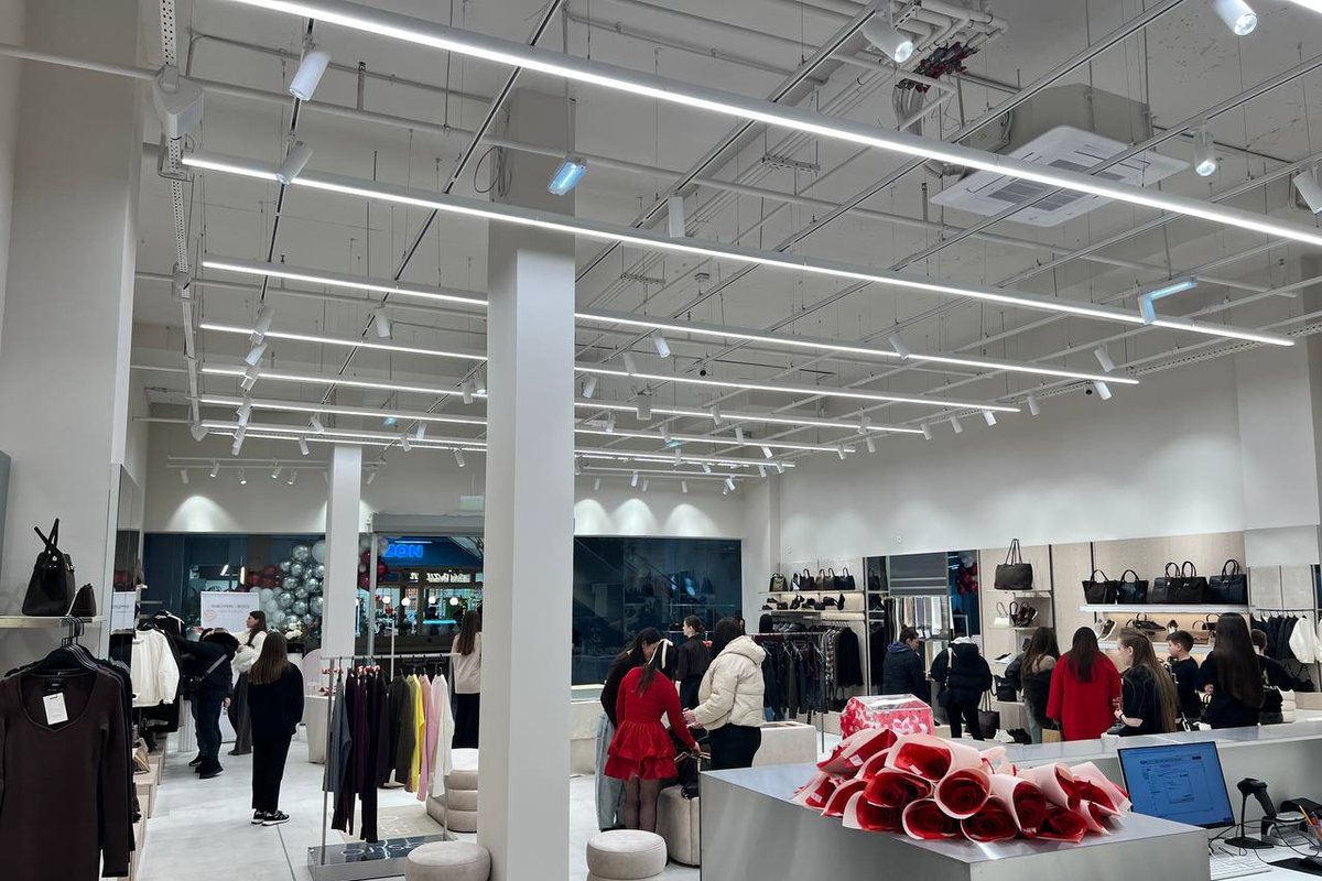 SHOOTER-M track spotlights on the sales floor of an ESTRO store