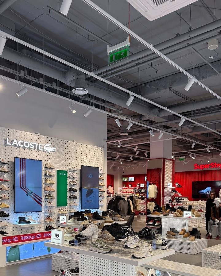 SHOOTER-M track spotlights above a sneaker display at SuperStep