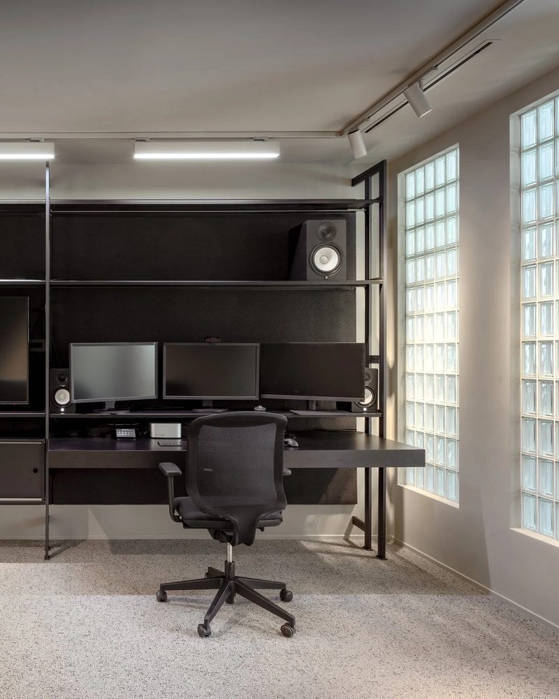 White SHOOTER-S spotlights above an editing workstation, Dynamic Frame